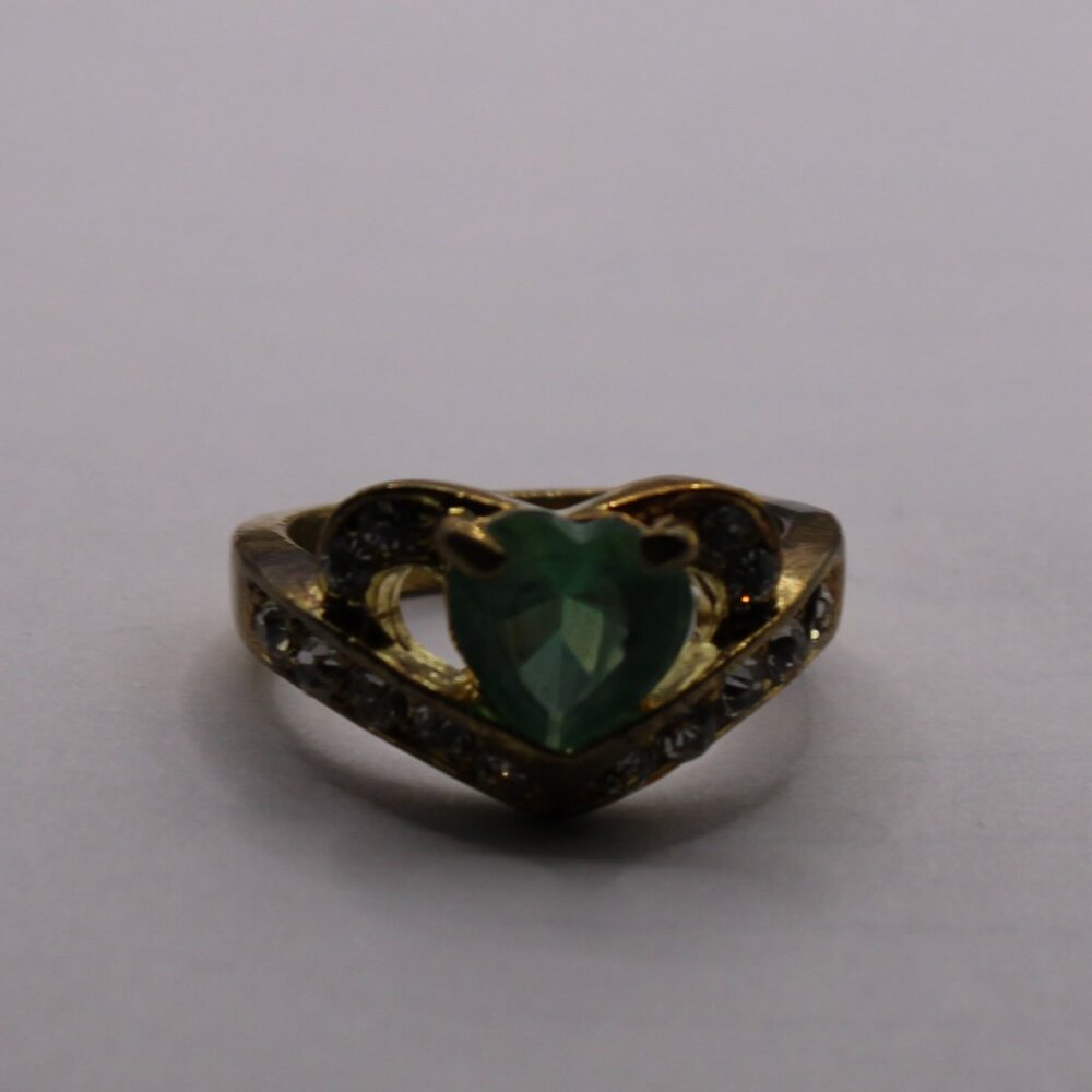 111253-US 6.5 Green CZ Heart Shape with CZ diamonds surrounding the ring.